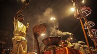 Expedition ins Unbekannte – In Varanasi, the holiest city for the Hindus, Josh Gates witnesses a ritual intended to break the cycle of death and rebirth.