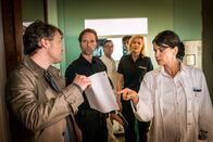 Notruf Hafenkante – Torben Manstein (Daniel Aichinger, l.) zeigt Dr. Jonas (Gerit Kling, r.), Mattes (Matthias Schloo, 2.v.l.) und Melanie (Sanna Englund, 2.v.r.) die einstweilige Anordnung, die ihn berechtigt, seine Tochter für die nächsten Tage zu sich zu nehmen.
