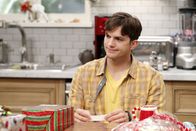 Two and a Half Men – Versucht alles, damit Jenny glücklich ist: Walden (Ashton Kutcher) ...