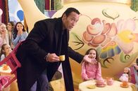 Daddy ohne Plan – From left to right: Joe Kingman (Dwayne "The Rock" Johnson) and Peyton James (Madison Pettis).
