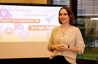 Anna und ihr Untermieter – Bianca Lehnert (Nadja Becker) beginnt mit der schillernden Welt der Kurznachrichten.