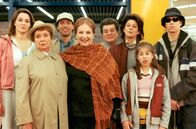 O Palmenbaum – Von links: Kati (Martina Gedeck), Omama (Inge Konradi), Jonas (Gregor Bloeb), Lilibet (Johanna von Koczian), Joe (Erwin Steinhauer), Luiserl (Mona Seefried), Sissi (Mariela Hahn) und Gregor (Thomas Beyrhofer).