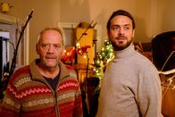 Liebe. Jetzt! – Der Konflikt zwischen Manuel (Sebastian Fräsdorf, r.) und seinem Schwiegervater Hellmuth (Heiner Hardt, l.) hat sich in der Pandemie so zugespitzt, dass Manuel keinen anderen Weg mehr sah, als mit seiner Tochter auszuziehen. Nun treffen sich die Sturköpfe zum ersten Mal wieder.