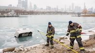 Chicago Fire – Eine Auto wird geborgen: Jesse Spencer als Matthew Casey, Joe Minoso als Joe Cruz