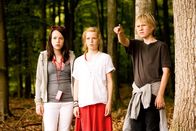 Karla & Katrine – Jonas (Joshua Berman) zeigt Karla (Elena Arndt-Jensen) und Katrine (Nanna Finding) das verlassene Haus.