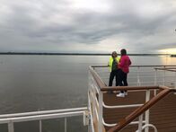 Verrückt nach Meer – Die "Prinzessin" in Bremerhaven/Deutschland. Auslaufen auf Deck 12 mit den Passagierinnen Ina und Petra Mahlberg (Mutter und Tochter).