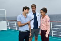 Das Traumschiff – Lilani (Michaela Saba, r.) und Lennart (Tommy Schlesser, M.) genießen die gemeinsame Zeit an Bord. Nur Ken (Jaime Ferkic, l.) wird immer aufdringlicher.