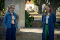 Blutige Anfänger – Wird Charlotte (Cheyenne Pahde, r.) es doch schaffen, Anastasia (Luise Emilie Tschersich, l.) zu verzeihen?