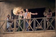 Spartacus – Schenkt Spartacus das Leben, um ihn in Glabers Anwesenheit abschlachten zu lassen: Batiatus (John Hannah, 2.v.r.) mit Lucretia (Lucy Lawless, 3.v.l.) und Naevia (Lesley Ann Brandt, l.) ...