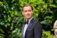 Spy - Susan Cooper undercover – Als ihr Partner und ihre heimliche Liebe Bradley Fine (Jude Law) den Machenschaften der schönen Rayna Boyanov zum Opfer fällt, meldet sich Susan kurzerhand freiwillig für den heiklen Undercover-Einsatz, um Rayna und ihren Strippenziehern im Hintergrund das Handwerk zu legen ...