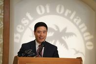 Fresh off the Boat – Großer Fehler: Louis (Randall Park) vergisst in einer Rede sich bei Jessica zu bedanken, als er als Kleinunternehmer des Jahres ausgezeichnet wird ...