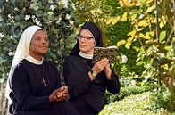 Um Himmels Willen – Schwester Hildegard (Andrea Sihler, r.) soll auf Geheiß der Mutter Oberin einen Liebesroman schreiben. Sie holt sich Rat bei Schwester Lela (Denise M'Baye, l.).