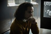 Der junge Inspektor Morse – Der Nachwuchsforscher Dr. Jeremy Kreitsek (Reece Ritchie) scheint einige Geheimnisse zu haben. Bald finden die Kommissare heraus, dass Jeremy engeren Kontakt zur ermordeten Kellnerin Molly Andrews hatte. Er lernte sie im Labor kennen, da sie dort als Testperson tätig war.