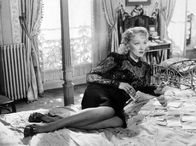 Martin Roumagnac - Verrückt vor Liebe – Blanche Ferrand (Marlene Dietrich) ist sich nicht sicher, welcher der Herren der Stadt ihr Herz-Bube sein soll.