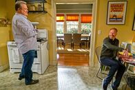 Modern Family – Eric Stonestreet (Cameron Tucker), Jesse Tyler Ferguson (Mitchell Pritchett).