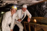 Checker Julian – Bergmann Oli nimmt Julian (li.) mit in ein Trainingsbergwerk. Dort checkt Julian, warum Steinkohle wertvoll ist und deswegen auch "schwarzes Gold" heißt.