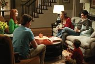 Desperate Housewives – Nach vielen Jahren besucht Danielle (Joy Lauren, M.) gemeinsam mit ihrem Mann Leo (Andrew Leeds, r.) und ihrem Sohn Benjamin (Jake Soldera, 2.v.r.) ihr Elternahus, worüber Bree (Marcia Cross, l.) und Orson (Kyle MacLachlan, 2.v.l.) sehr glücklich sind. Doch fast sofort stolpert Bree über Danielles Erziehungsstil und fängt an, ihn zu sabotieren ...