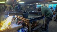 Steel Buddies - Projekt Panther – The A-frame needs extensions. Klotzki (l.) and Lukas are welding the recovery aid.