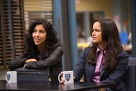 Brooklyn Nine-Nine – Rosa Diaz (Stephanie Beatriz, l.); Amy Santiago (Melissa Fumero, r.)
