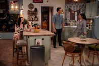 Call Me Kat – (v.l.n.r.) Brigitte (Schuyler Helford); Max (Cheyenne Jackson); Kat (Mayim Bialik)