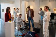 SOKO Stuttgart – Wer hat den Galerieassistenten mit einer Glasskulptur erschlagen? Die Kriminalkommissare Lea Gomez (Jasmin Gassmann) und Jo Stoll (Peter Ketnath, 2.v.r.) sowie der Leiter der KTU Jan Arnaud (Mike Zaka Sommerfeldt, 2.v.l.) und der Rechtsmediziner Dr. Benedikt Förster (Florian Wünsche, r.) untersuchen den Tatort in der Kunstgalerie.