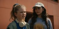 ECHT – Celina (Lia Kahtin, l.) schämt sich ihren Freundinnen gegenüber, die nun ihr Geheimnis kennen. Leyla (Aleyna Ku_) und die anderen Freundinnen sind zunächst geschockt. Niemand weiß so richtig, wie man mit der Situation umgehen soll.