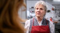 Sturm der Liebe – Hildegard (Antje Hagen, r.) unterstellt Alexandra (Daniela Kiefer, l.), mit Christoph unter einer Decke zu stecken.