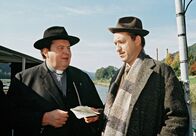 Pfarrer Braun – ARD PFARRER BRAUN: KEIN STERBENSWÖRTCHEN, Deutschland 2006, Regie Wolfgang F. Henschel Uhr im Ersten. Pfarrer Braun (Ottfried Fischer, li.) hilft seinem "Kollegen" Kommissar Geiger (Peter Heinrich Brix) wieder einmal auf die Sprünge.
