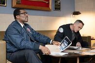 Chicago Fire – Untersuchen die Brandursache, l-r: Eamonn Walker als Chief Wallace Boden, David Eigenberg als Christopher Herrmann