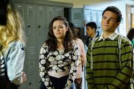 The Goldbergs – Erica Goldberg (Hayley Orrantia, l.); Barry Goldberg (Troy Gentile, r.)
