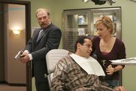 Monk – Natalie (Traylor Howard) und Capt. Stottlemeyer (Ted Levine, li.) befreien Monk (Tony Shalhoub) aus seiner misslichen Lage.