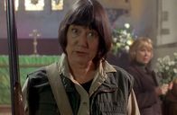 Inspector Barnaby – Hannah Harrington (Gillian Barge, l.) und Victoria Bartlett (Wendy Craig, r.) verstehen unter "Gemeindearbeit" grundsätzlich andere Dinge.