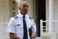 Death in Paradise – Dwayne Myers (Danny John-Jules) auf dem Weg zur Beerdigung seines Freundes. Ein schwerer Gang für ihn.