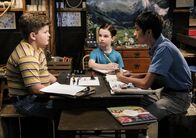 Young Sheldon – Als Billy (Wyatt McClure, l.), Sheldon (Iain Armitage, M.) und Tam (Ryan Phuong, r.) zusammen Dungeons & Dreagons spielen, ahnen sie nicht, welche Folgen das noch nach sich ziehen wird ...