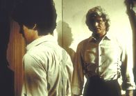 Unsere kleine Farm – Charles (Michael Landon, r.) stellt Albert (Matthew Laborteaux, l.) wegen seiner Morphiumabhängigkeit zur Rede.