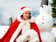 Der Nikolaus im Haus – Nikolaus Klaudia (Christine Neubauer) macht eine kleine Pause von der Betrügerjagd.