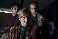 Der letzte Bulle – Mick Brisgau (Henning Baum, r.) und sein Kollege Andreas Kringge (Maximilian Grill, l.) ermitteln in einem neuen Mordfall. Doch haben sie mit Ben Albrecht (Kai Ivo Baulitz, M.) den Mörder entlarvt?; Mick Brisgau (Henning Baum, r.) und sein Kollege Andreas Kringge (Maximilian Grill, l.) ermitteln in einem neuen Mordfall. Doch haben sie mit Ben Albrecht (Kai Ivo Baulitz, M.) den Mörder entlarvt?