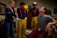 Modern Family – Phil (Ty Burrell, r.) weiss gerade nicht, was schlimmer ist: seine Schmerzen oder die Tatsache, dass Claire (Julie Bowen) sich mitten in der Nacht für den attraktiven Feuerwehrmann (Joey Baker, 2.v.l.) und seinen Kollegen (Darst. unbekannt) gestylt hat.