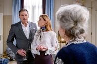 Sturm der Liebe – Christoph (Dieter Bach, l.) ist fassungslos, weil Hildegard (Antje Hagen, r. mit Daniela Kiefer, M.) die Begegnung mit Tom so lange verschwiegen hat.