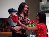 Modern Family – Gloria (Sophia Vergara) mit Baby Joe (Pierce Wallace) und Alex (Ariel Winter, r.)
