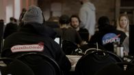 Nackt im Netz - Hacker gegen Überwachung – Hacker sind Teil einer globalen Gemeinschaft. Sie kommen auf großen Treffen zusammen, bei denen es um Themen wie Überwachung und Datenschutz geht.