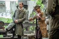 Outlander - Die Highland-Saga – Richard Rankin (Roger Wakefield, li.).