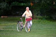 WaPo Bodensee – Mechthild Fehrenbach (Diana Körner) kommt mit dem Fahrrad und bringt Torte mit.