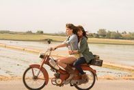 The Pier – Verónica (Irene Arcos, l.); Alejandra (Verónica Sánchez, r.)