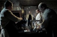 Charité – MDR FERNSEHEN CHARITÉ STAFFEL I, FOLGEN 4 BIS 6, "4: Wundermittel", am Samstag (01.03.25) ab 22:40 Uhr. Ab 22.02.2025, 22.40 Uhr in der ARD-Mediathek. Emil Behring (Matthias Koeberlin, 2.v.r.) gelingt mit seinem Diphtherie-Serum ein erster Erfolg. In einer öffentlichen Demonstration zeigt er im Beisein von Rudolf Virchow (Ernst Stötzner, 2.v.l.), dass er infizierte Kaninchen heilen konnte.