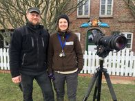 Terra Xpress – Nele und Holger Spreer-Wree leben und arbeiten auf der Hallig Süderoog, einem der abgelegensten Orte Deutschlands. Mitten im Nationalpark Schleswig-Holsteinisches Wattenmeer sind sie mit ihren Kindern die einzigen Menschen, die das ganze Jahr über, bei Wind und Wetter der rauen Nordsee trotzen.