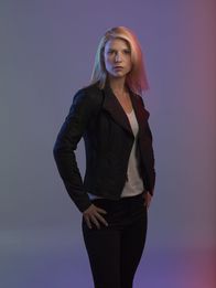 Homeland – (7. Staffel) - Carrie Mathison (Claire Danes) ermittelt nun nicht mehr für das CIA, jagt aber den Attentäter, der auf die frisch gewählte Präsidentin einen Anschlag verübte...