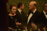 Spooks - Verräter in den eigenen Reihen – Die MI5-Chefs Oliver Mace (Tim McInnerny) und Geraldine Maltby (Jennifer Ehle) überlegen gemeinsam, wie sie den auf eigene Faust ermittelnden Harry stoppen können.