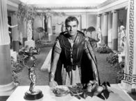 Spartacus – Crassus (Laurence Olivier) will sich beim römischen Senat als Retter Roms profilieren.