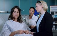 In aller Freundschaft – SENDER: ARD - SENDETITEL: In aller Freundschaft Folge 823 - UNTERTITEL: Verschüttet - CAPTION: ARD/MDR IN ALLER FREUNDSCHAFT FOLGE 823, "Verschüttet" Uhr im ERSTEN..Karen Heldt (Birthe Wolter, li.) und Tessa Möhrenschläger (Maya Bothe, re.) sind seit vielen Jahren ein glückliches Paar, doch ein Lawinenunglück, bei dem Karen verschüttet wurde, hat alles zwischen den beiden verändert. Seitdem lebt Karen exzessiv und lässt Tessa nicht mehr an sich herankommen. Oberschwester Arzu (Arzu Bazman, mi.) wundert sich über Karens Härte gegenüber ihrer Freundin Tessa..
